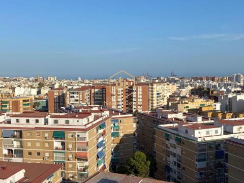 Se vende piso reformado con vistas panorámicas al mar y a toda la ciudad de Málaga