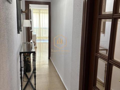 NAPOLI ESTATE presenta esta excelente oportunidad de vivienda en la zona de Martiricos - La Roca, una de las áreas más consolidadas y mejor conectadas de Málaga.