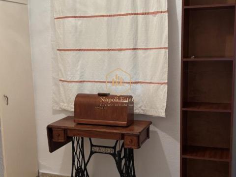 NAPOLI ESTATE presenta esta excelente oportunidad de vivienda en la zona de Martiricos - La Roca, una de las áreas más consolidadas y mejor conectadas de Málaga.