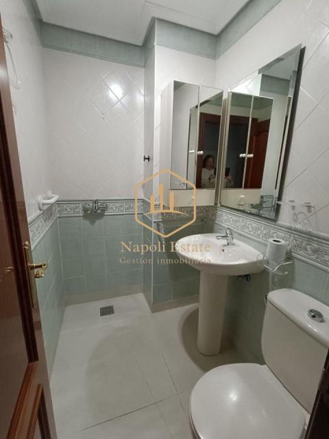 NAPOLI ESTATE presenta en alquiler de larga temporada este amplio y luminoso piso en la zona de Carranque - Haza Cuevas.