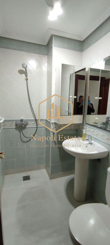 NAPOLI ESTATE presenta en alquiler de larga temporada este amplio y luminoso piso en la zona de Carranque - Haza Cuevas.