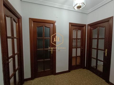 NAPOLI ESTATE presenta en alquiler de larga temporada este amplio y luminoso piso en la zona de Carranque - Haza Cuevas.