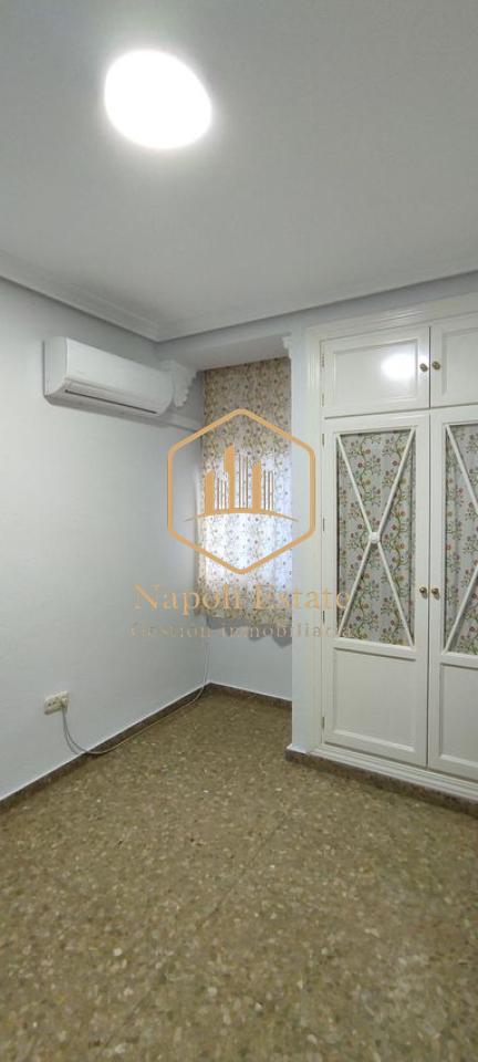 NAPOLI ESTATE presenta en alquiler de larga temporada este amplio y luminoso piso en la zona de Carranque - Haza Cuevas.