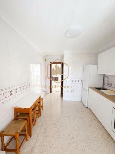ALQUILER DE VIVIENDA DE 3 DORMITORIOS CON GARAJE INCLUIDO EN EL CENTRO DE MÁLAGA - PERCHEL SUR